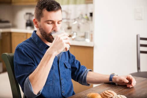Man drinkt melk